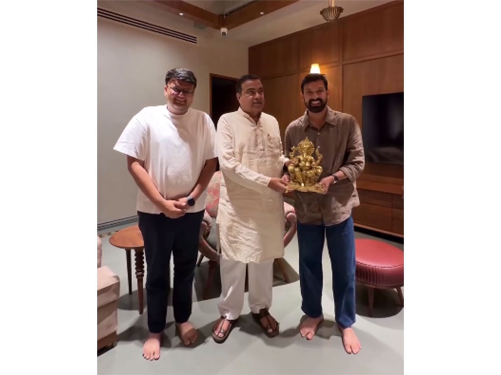 Vikrant Massey meets Union Minister Nitin Gadkari (Photo/Instagram@vikrantmassey)