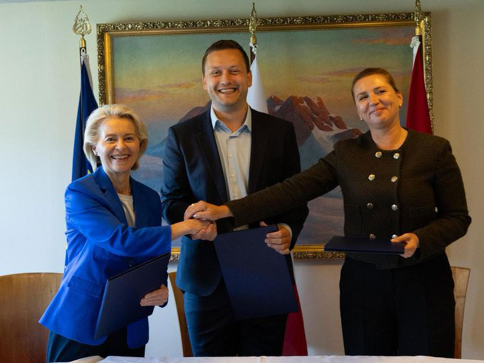 European Commission President Ursula von der Leyen, Greenland Prime Minister Jens-Frederik Nielsen and Danish Prime Minister Mette Frederiksen after signing a joint declaration in Nuuk. (Photo: X/@vonderleyen)