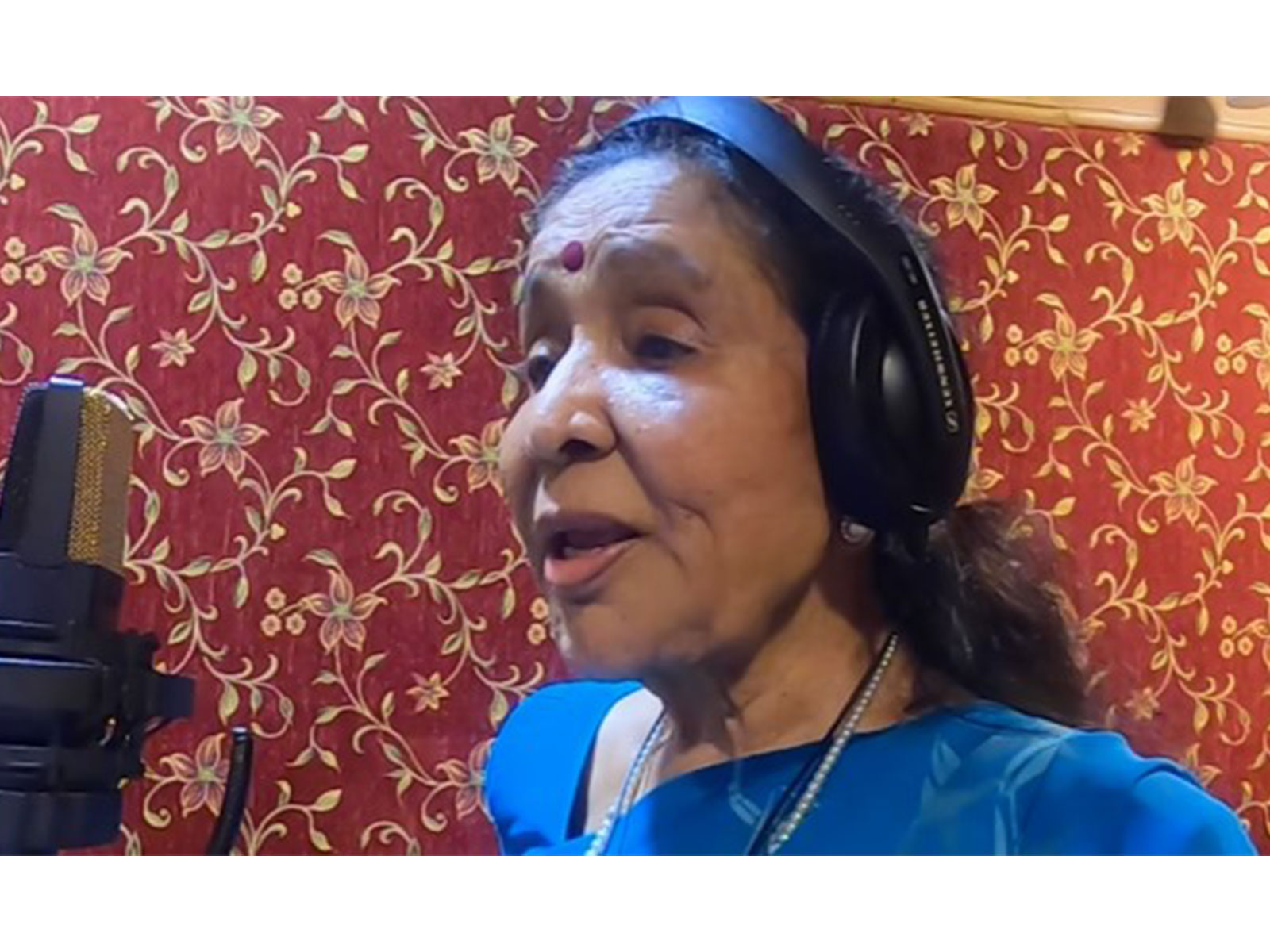 Asha Bhosle in a still from 'Ae Meri Zindagi' (Photo/YouTube/@panoramamusic)