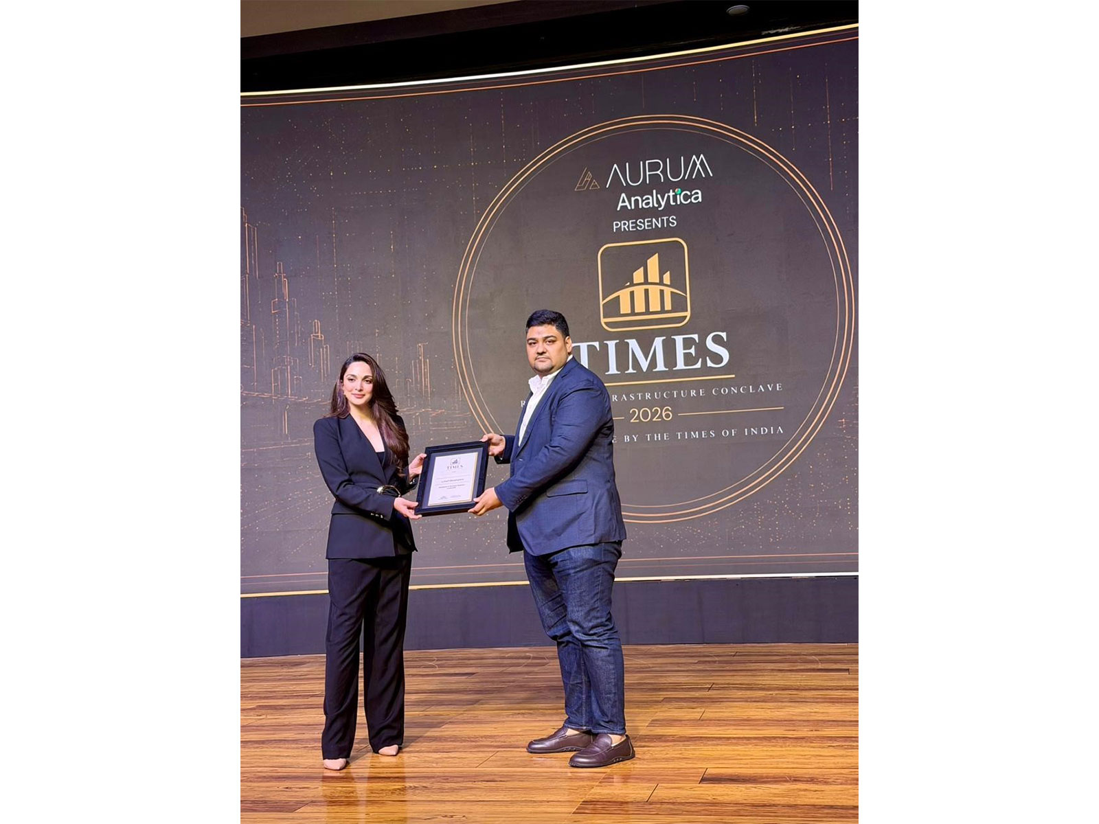 Actor Kiara Advani presents the “Excellence in Strategic Business Leadership” recognition to Neyaz Khalid Noor of Luhaif Developers.