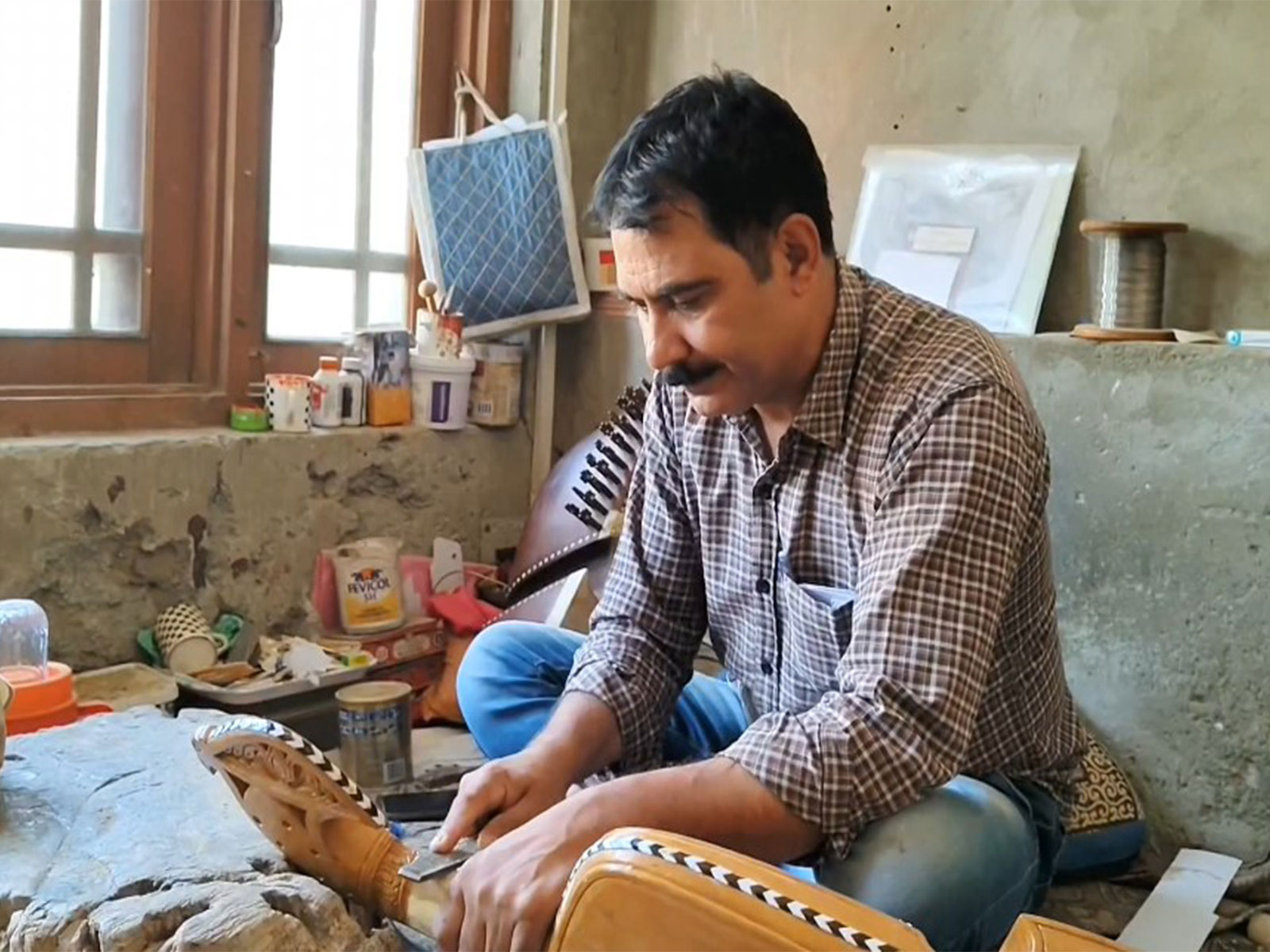 Budgam artisan Mushtaq Ahmad Dar (Photo/ANI)