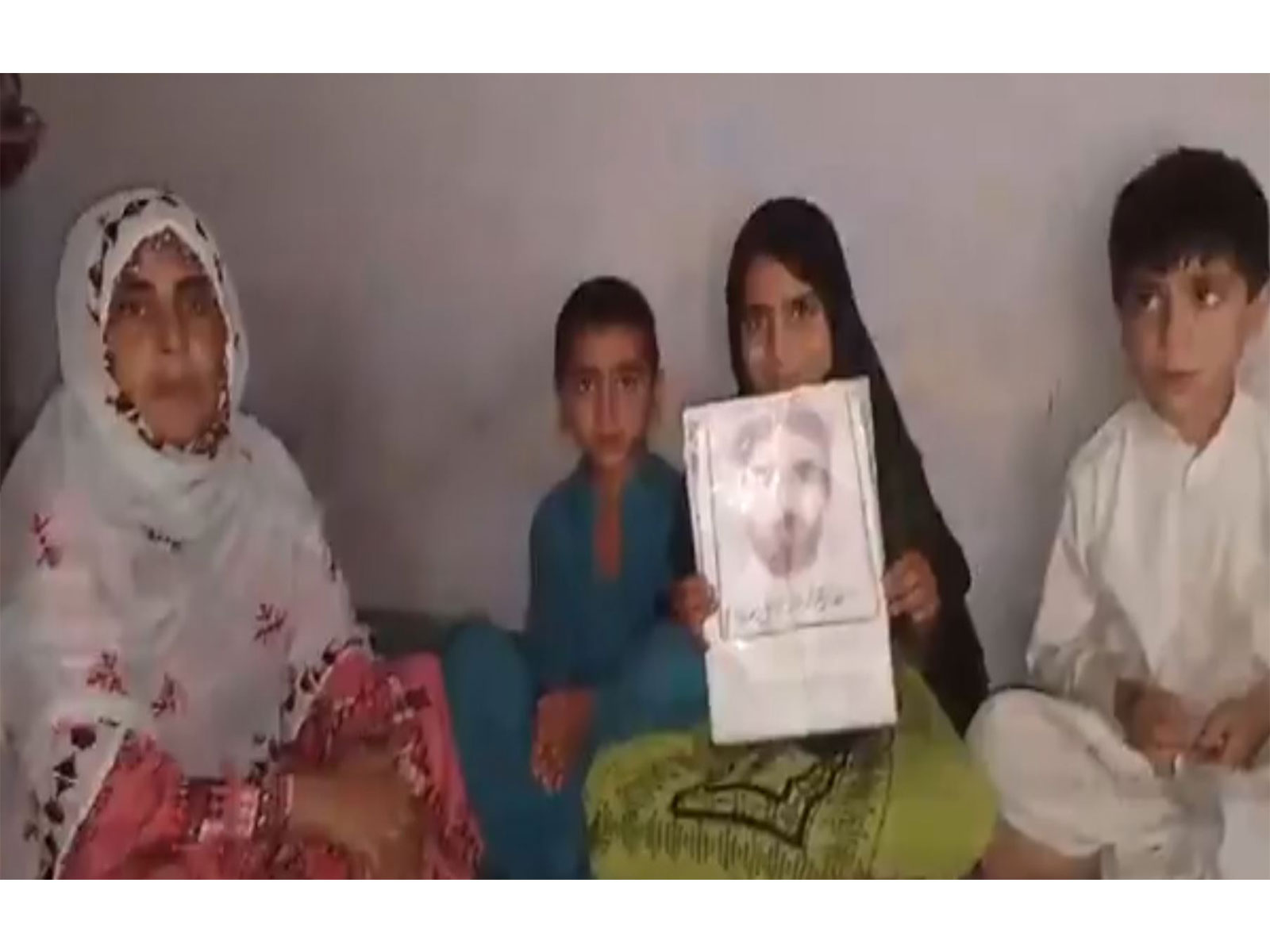 Baloch victims of enforced disappearance sit in protest (Photo/@BalochYakjehtiC)