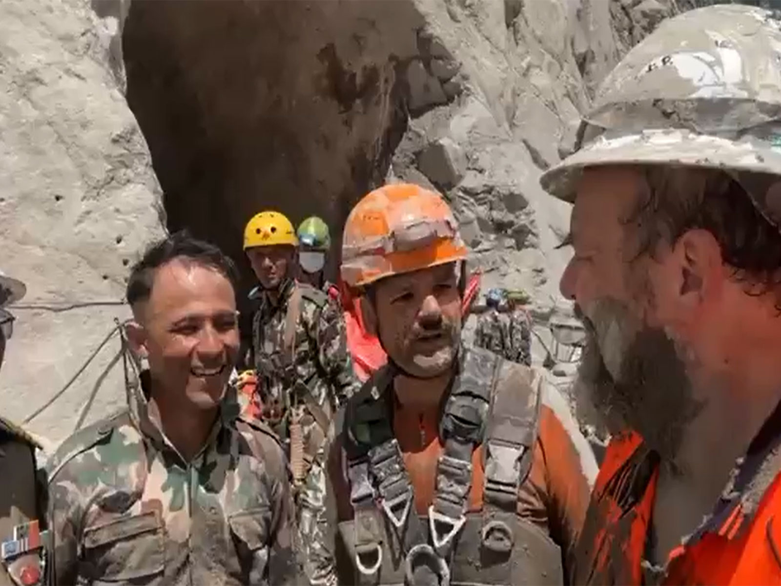 Australian tunnel rescue expert Arnold Dix with Indian rescue personnel inside a tunnel (Photo/X/@Arnolddix)