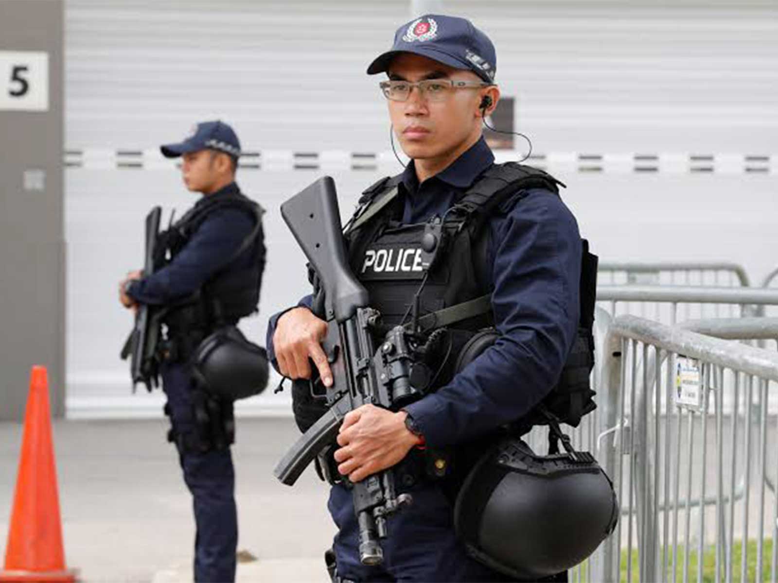 Singapore police officers keep watch outside a media centre. (Photo/Reuters)
