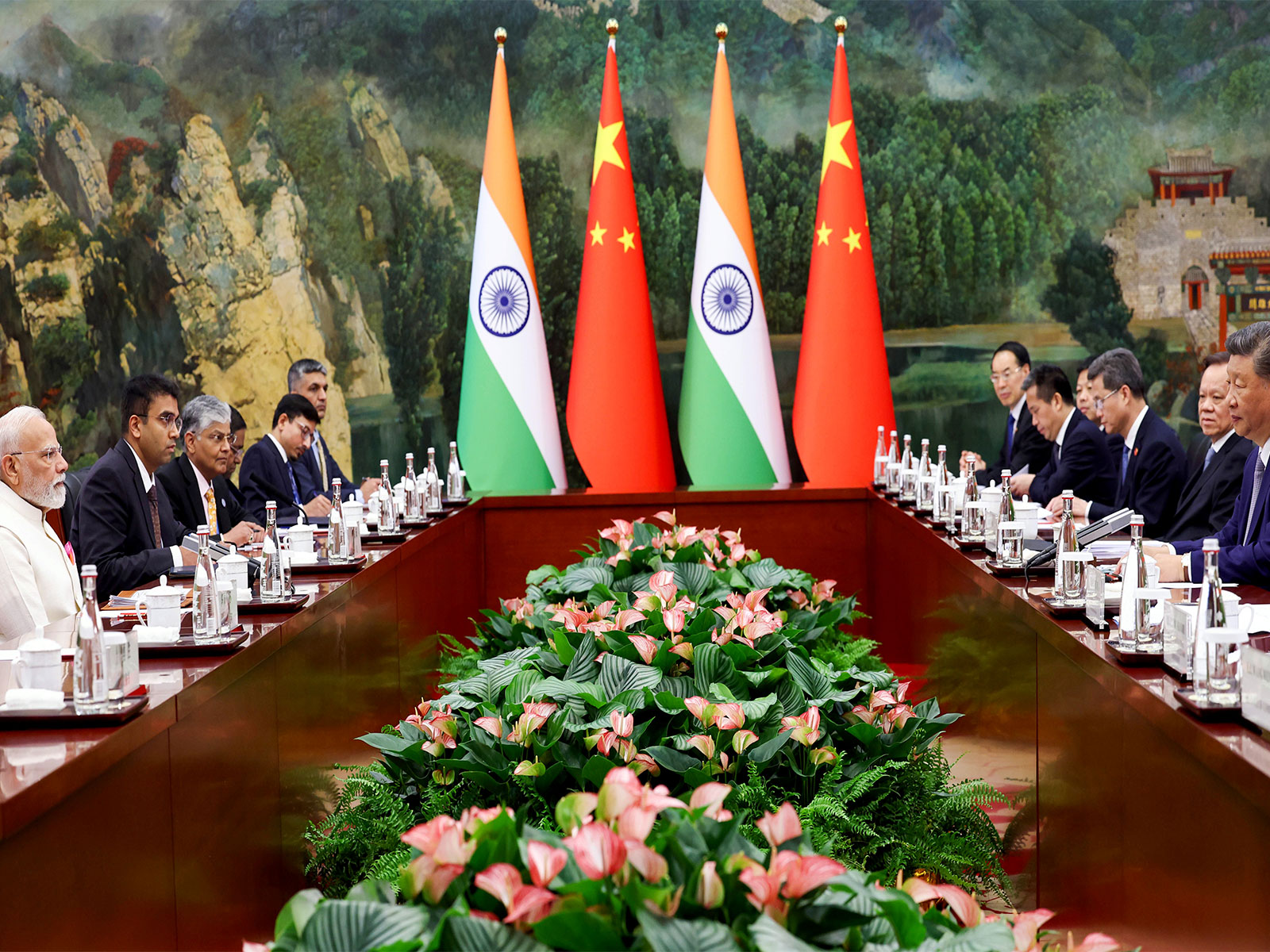 Prime Minister Narendra Modi and Chinese President Xi Jinping in Chinese President Xi Jinping in Tianjin, China (File Photo/ANI)