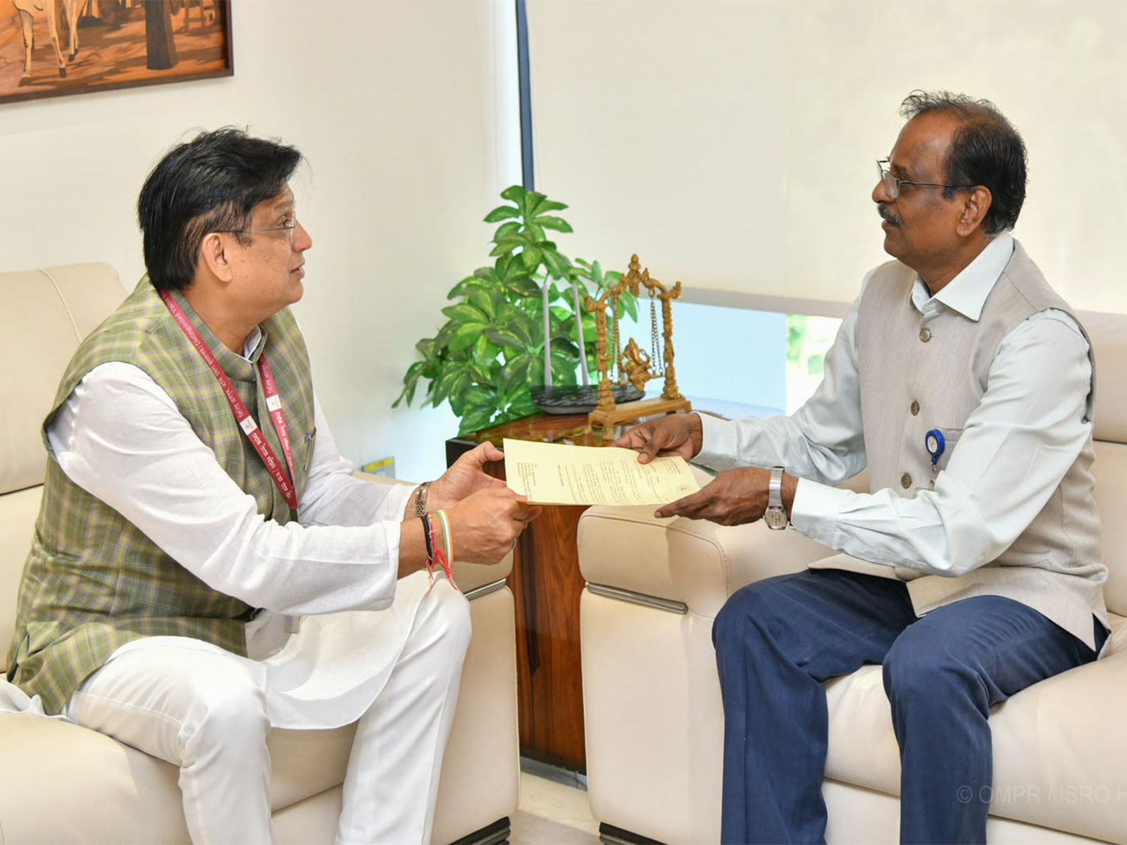 Karnataka minister Ajay Dharam Singh and ISRO Chairman V Narayanan (Photo/Karnataka govt)