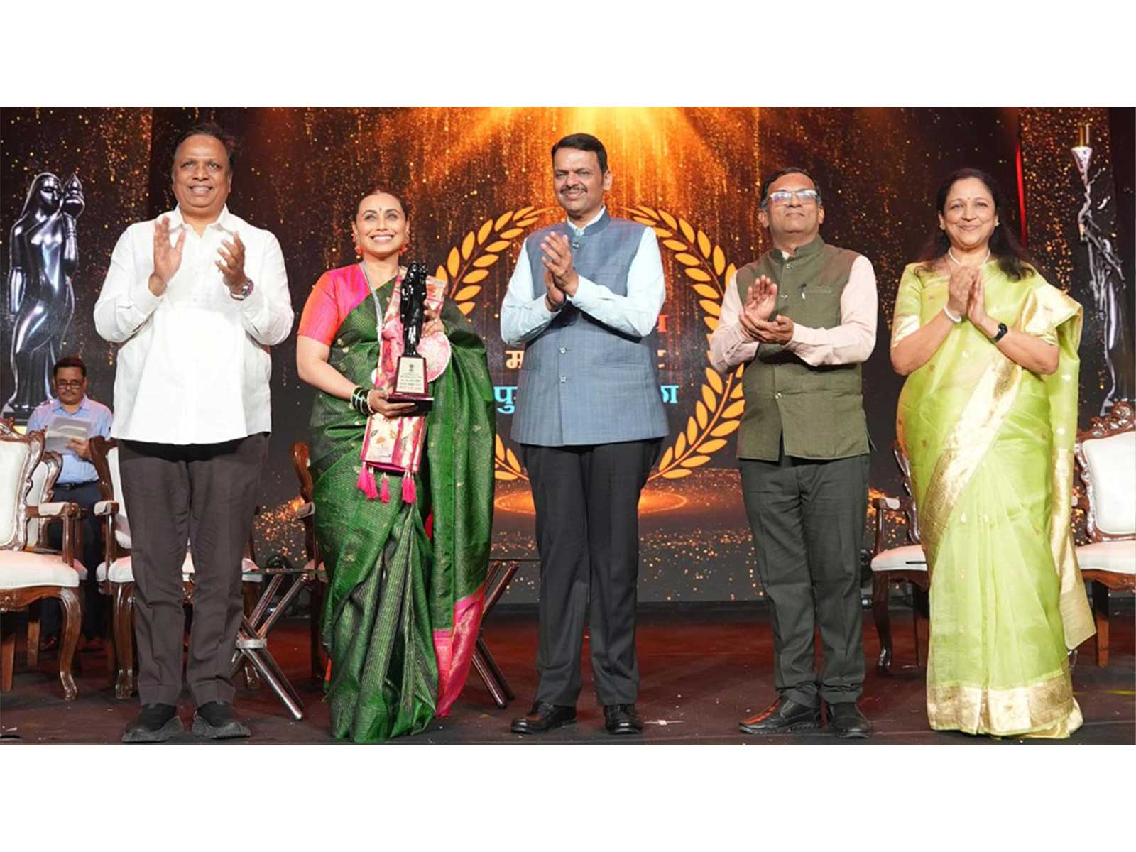 Rani Mukerji receives Raj Kapoor Special Contribution Award.(Pic/Maharashtra State Marathi Film Awards)