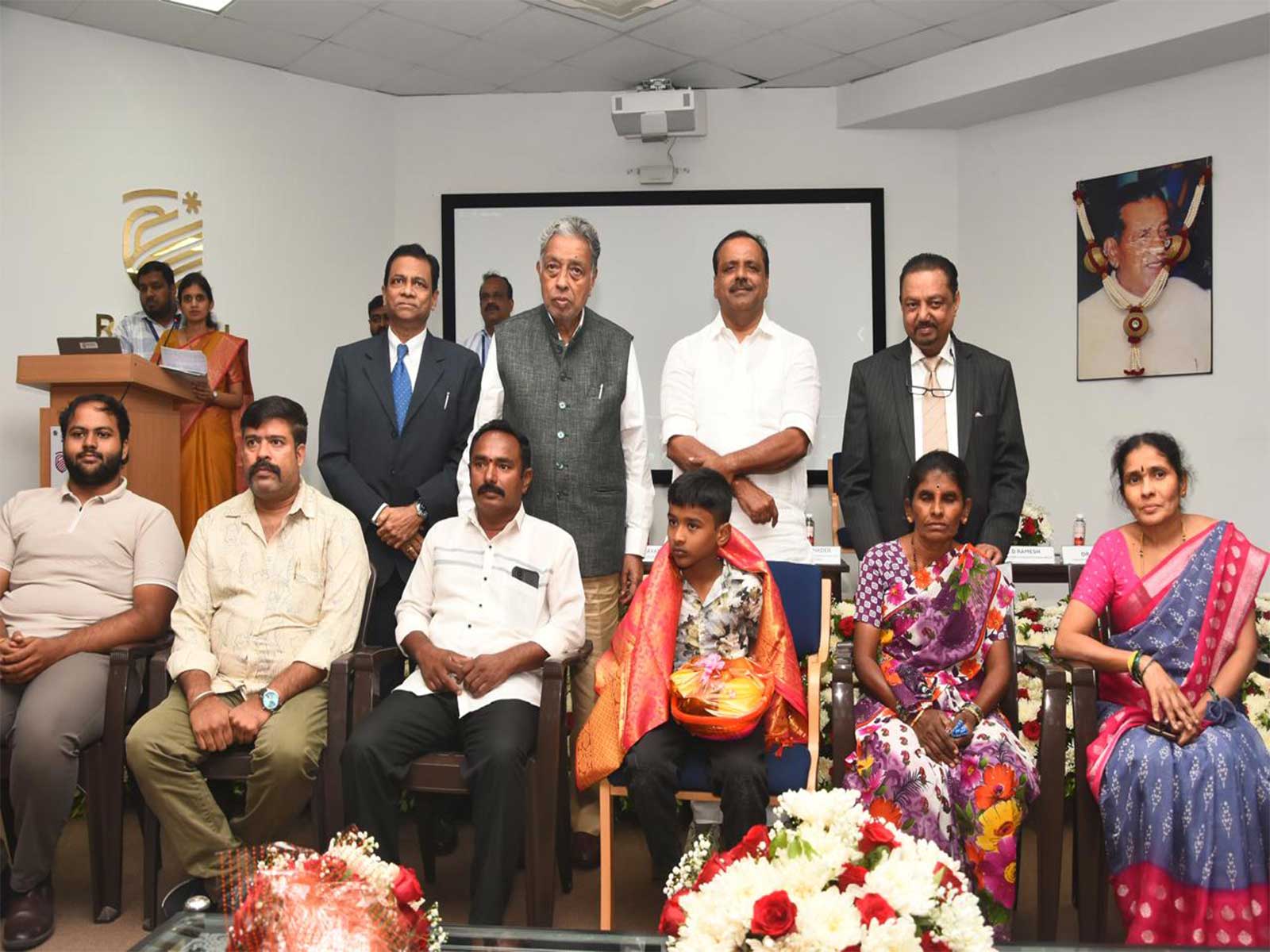 Dr. Madan S. Gaekwad, COO; Dr. M.R. Jayaram, Chairman, GEF(M); Shri U.T. Khader, Hon’ble Minister; and Dr. Nagendra Swamy S.C, CE, Ramaiah Memorial Hospital, with the donors