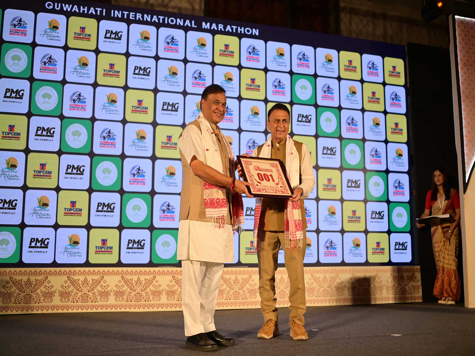 Assam CM Himanta Biswa Sarma and Sunil Gavaskar (Photo: Guwahati International Marathon)