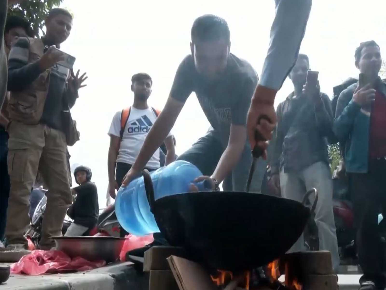 Nepal students protest cooking gas shortage with symbolic roadside meal (Photo/ANI)
