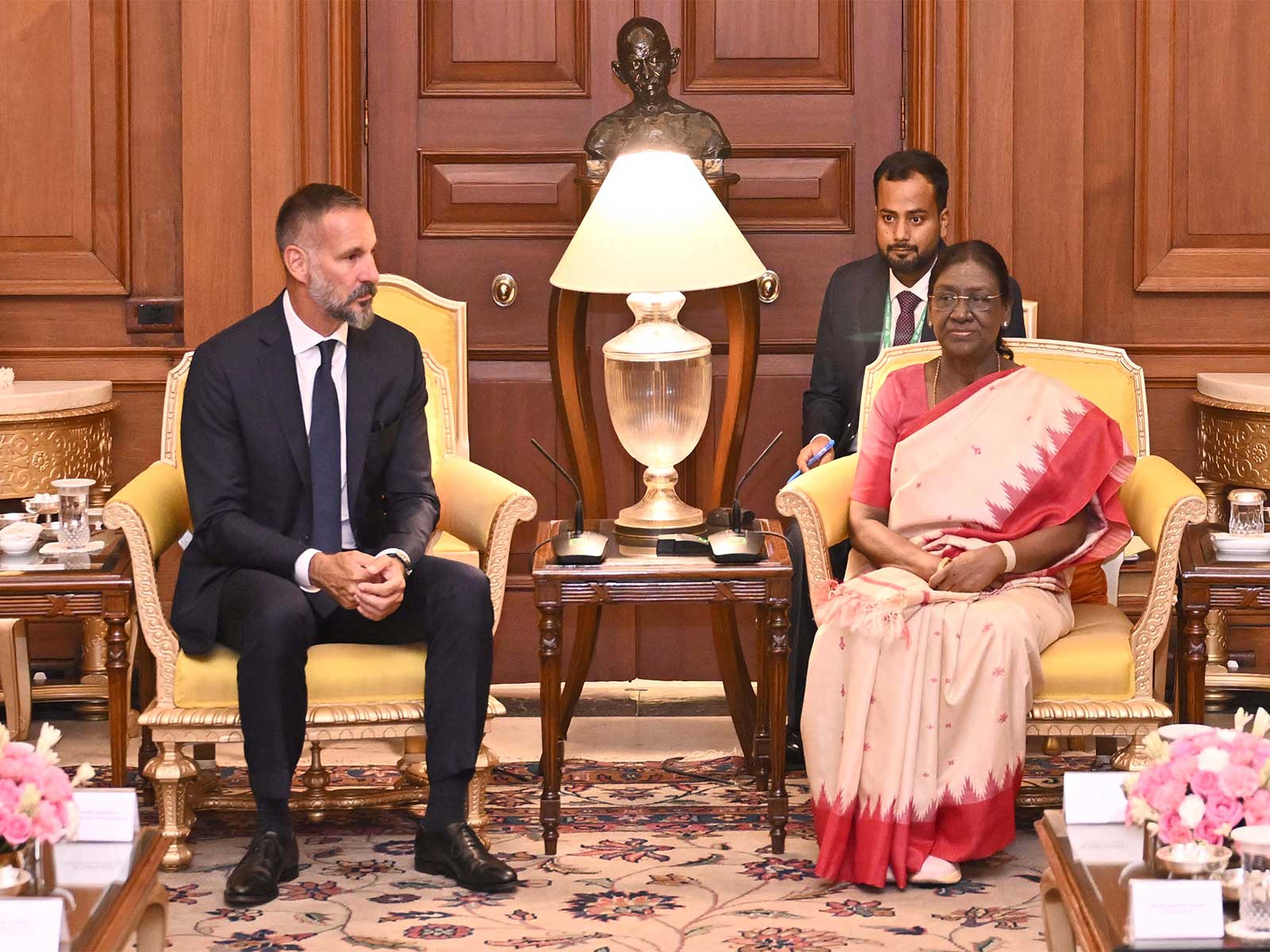 President Murmu meets Prince Rahim Aga Khan V (Photo/X@rashtrapatibhvn)