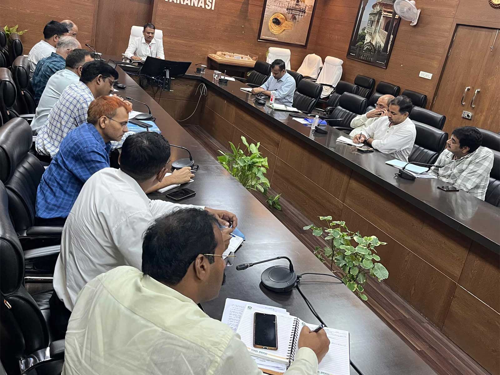 Divisional Commissioner S Rajalingam chairs a meeting to review preparations for the upcoming ‘Rangilo Kashi’ event  (Photo/Information Department Varanasi)
