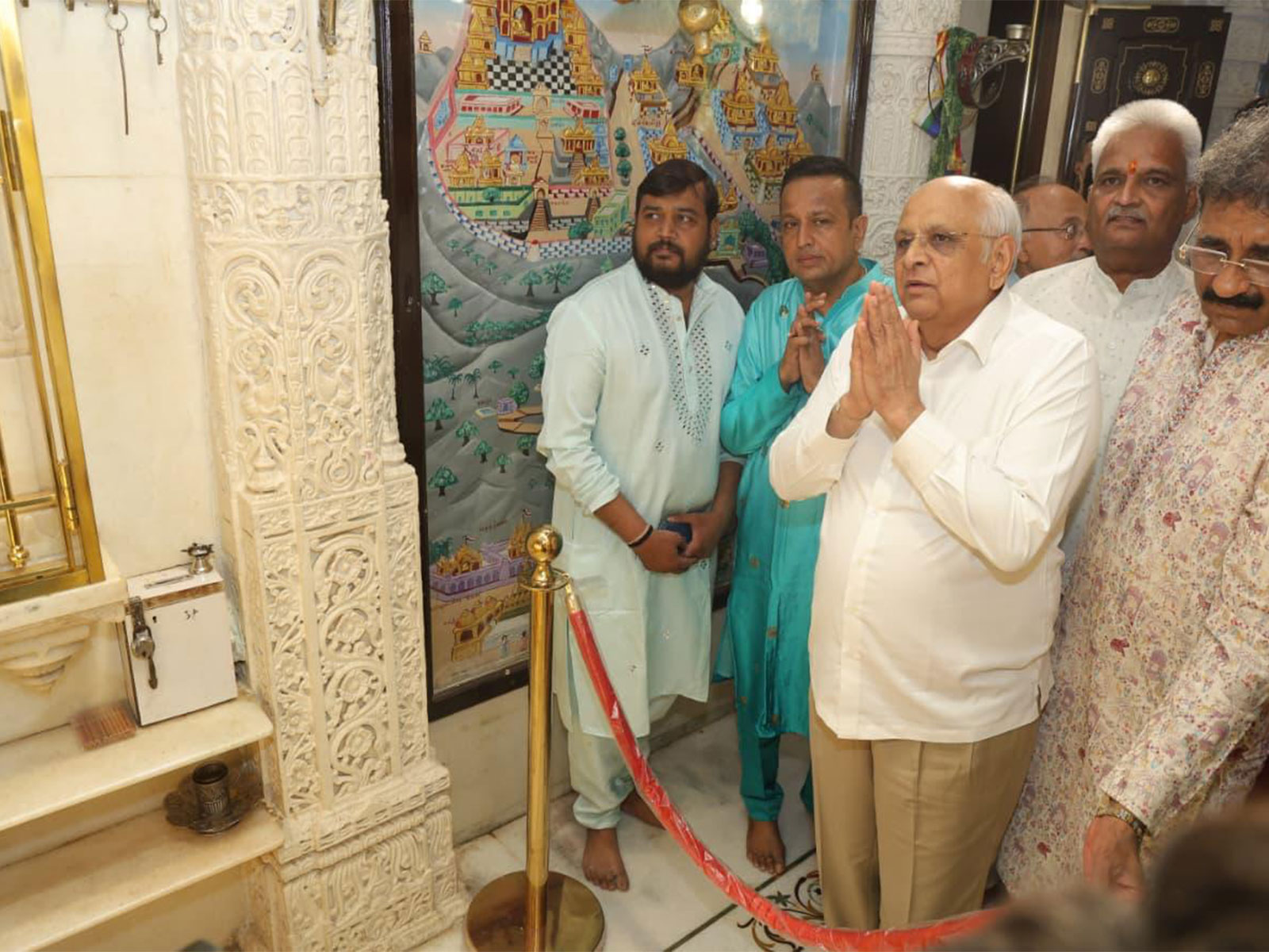 Gujarat CM performs darshan of Lord Mahavir’s Aangi Shringar at Devkinandan Derasar in Ahmedabad (Photo/CMO)