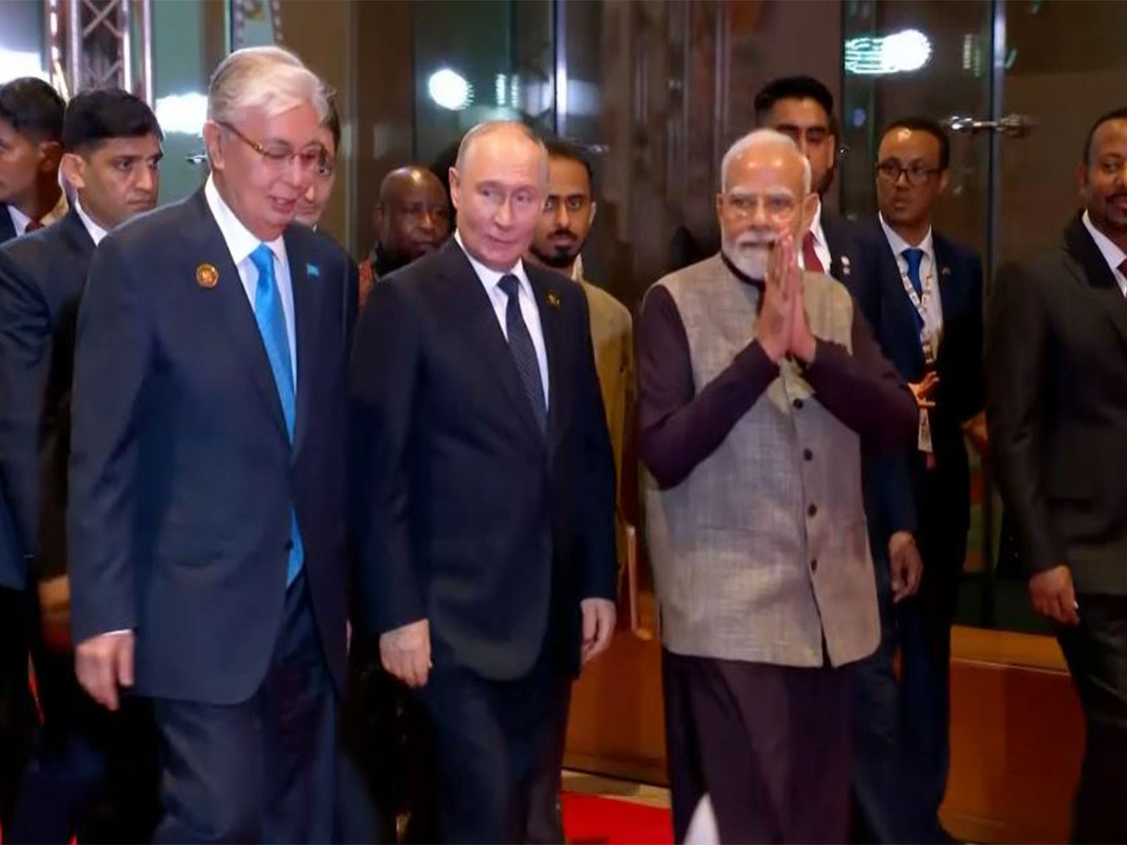Prime Minister Narendra Modi with Russian President Vladimir Putin  arrives at Bharat Mandapam for the gala dinner (Photo: DD)