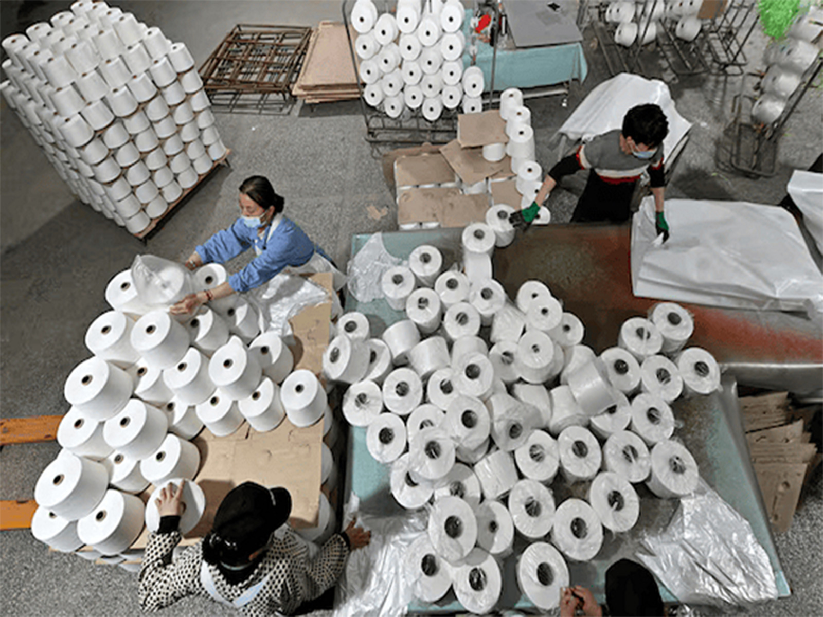Workers are seen on the production line at a cotton textile factory in China (File Photo/Reuters)