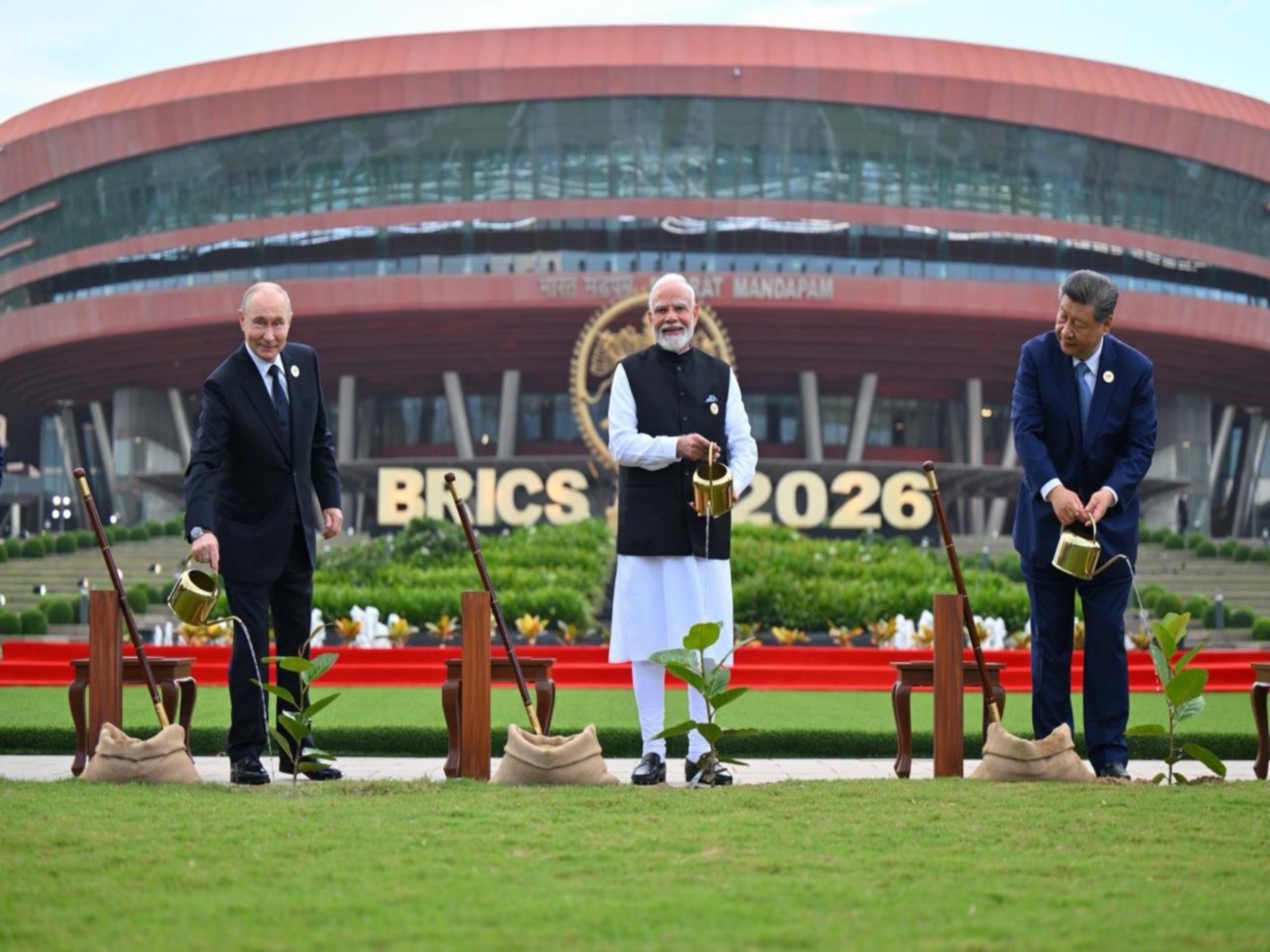 PM Narendra Modi with Russian President Vladimir Putin (L) and Chinese President Xi Jinping at the BRICS Summit in New Delhi (Photo: X/ @RaviShastriOfc)