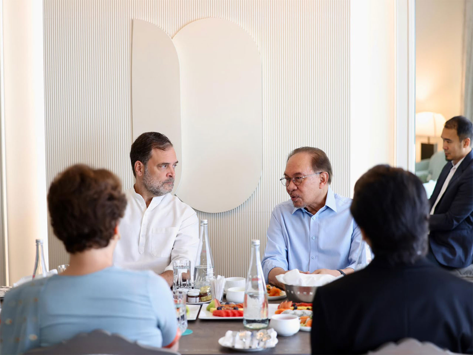 LoP Lok Sabha Rahul Gandhi with Malaysia Anwar Ibrahim (Photo/AICC)