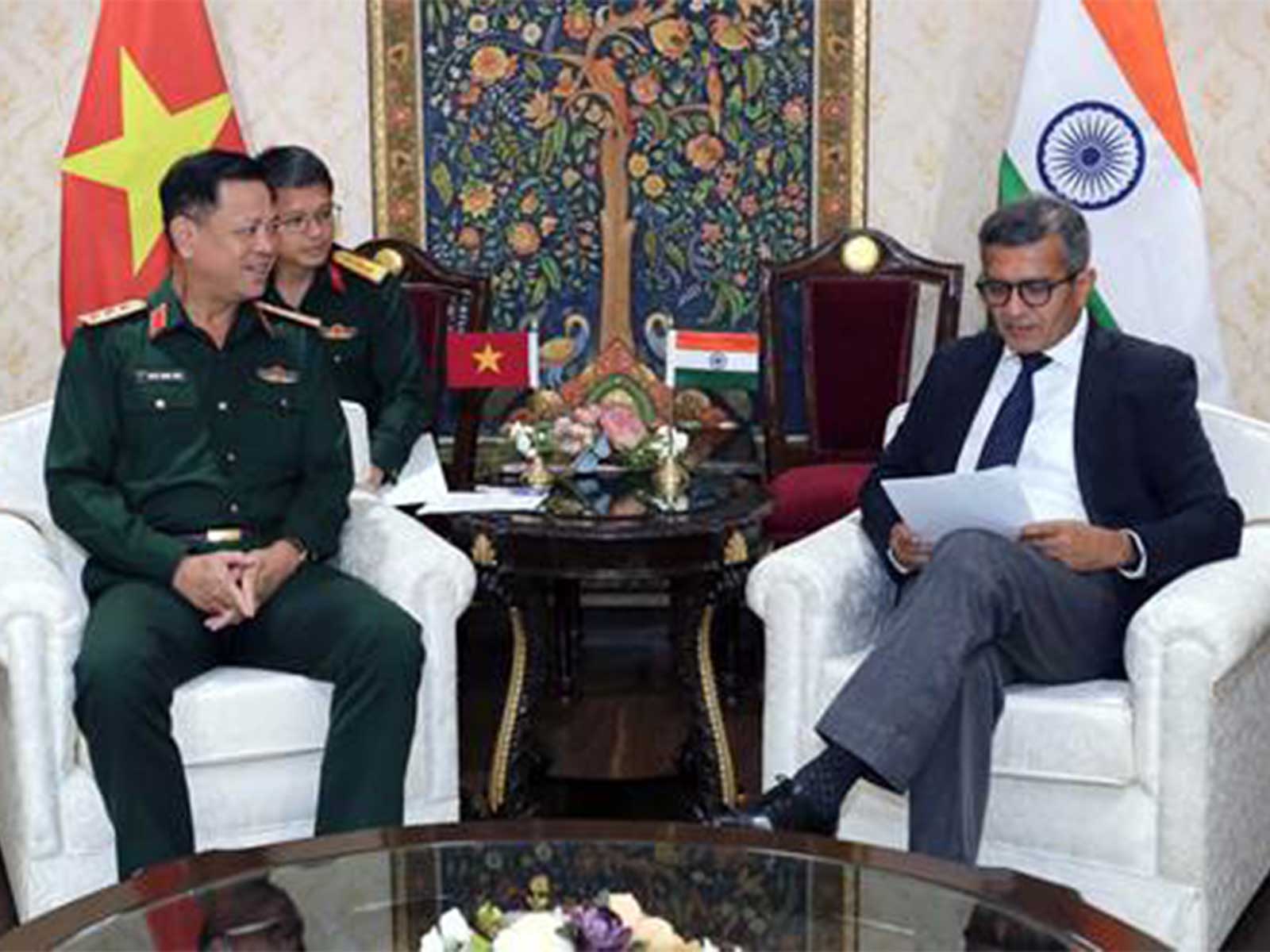 Defence Secretary Rajesh Kumar Singh with  Deputy Minister of National Defence of Vietnam, Senior Lieutenant General Nguyen Truong Thang  (Photo/PIB)