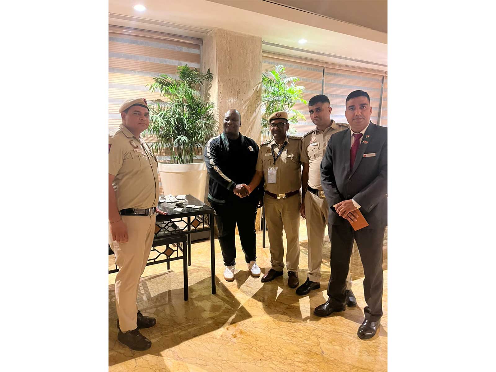Delhi Police with the South African delegate (Photo/Delhi Police)