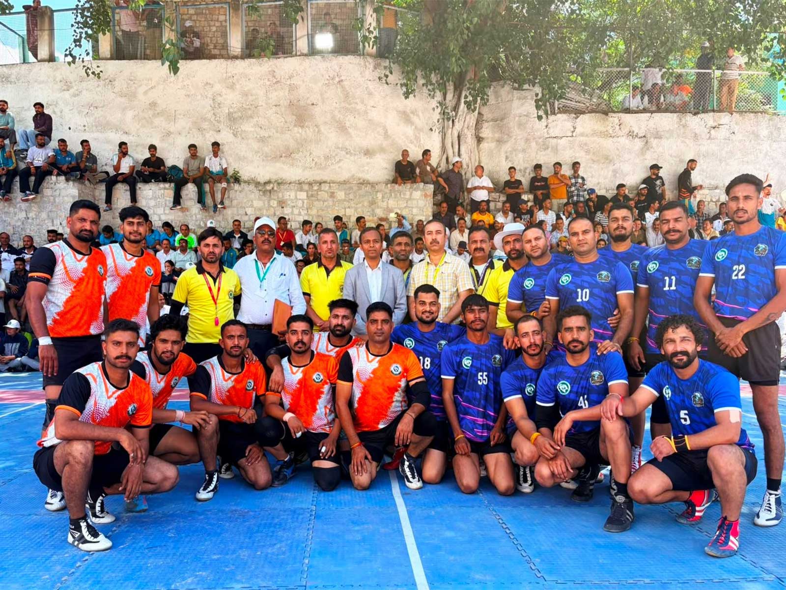 Chief Minister Thakur Sukhvinder Singh Sukhu with the participants and organisers of the  27th Annual Sports and Duty Competition (Photo/X/@CMOFFICEHP)