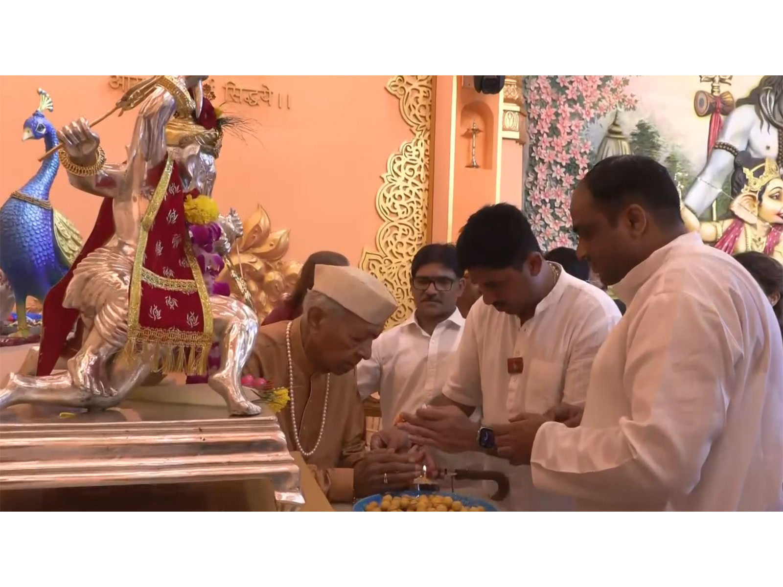 Pt Hariprasad Chaurasia performs Pranpratishtha ceremony of Shreemant Bhausaheb Rangari Ganpati (Photo/ANI) 