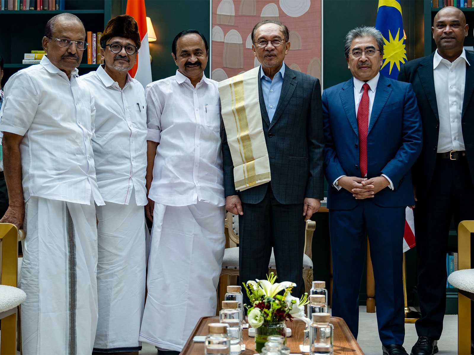 Malaysian Prime Minister Anwar Ibrahim meets Keralam Chief Minister VD Satheesan (Photo/X/@anwaribrahim)
