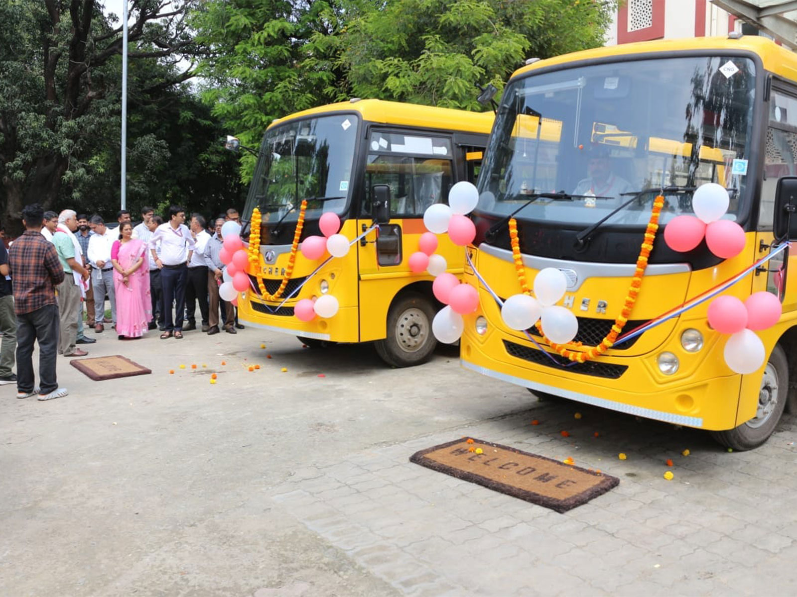 IIT(BHU) inaugurates two new buses to enhance transportation facilities for students (Photo: IIT BHU)