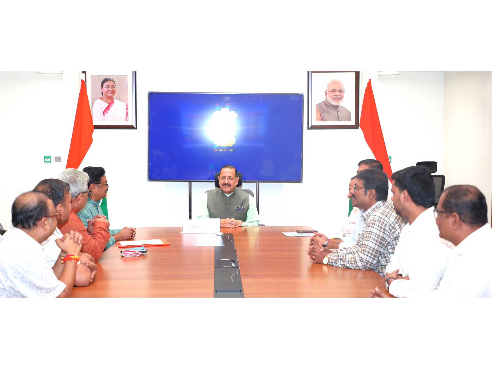 Union Minister of State Jitendra Singh interacting with a delegation of postal employee representatives (Photo: x/@DrJitendraSingh)