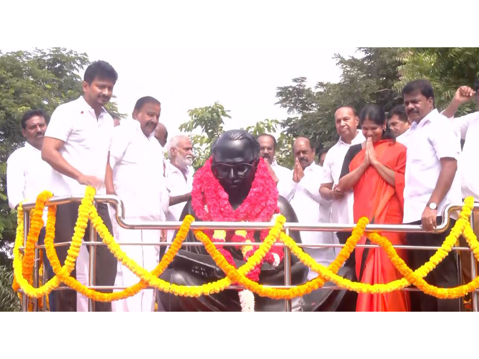DMK leaders pay tribute at Anna statue (Photo/ANI)