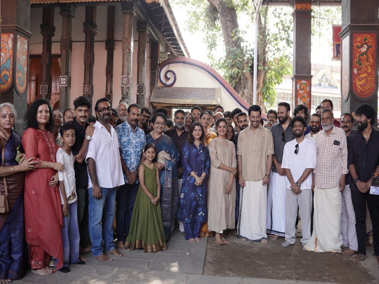 Cast and crew of Odiyan (Photo/Instagram@RahulSadasivan)