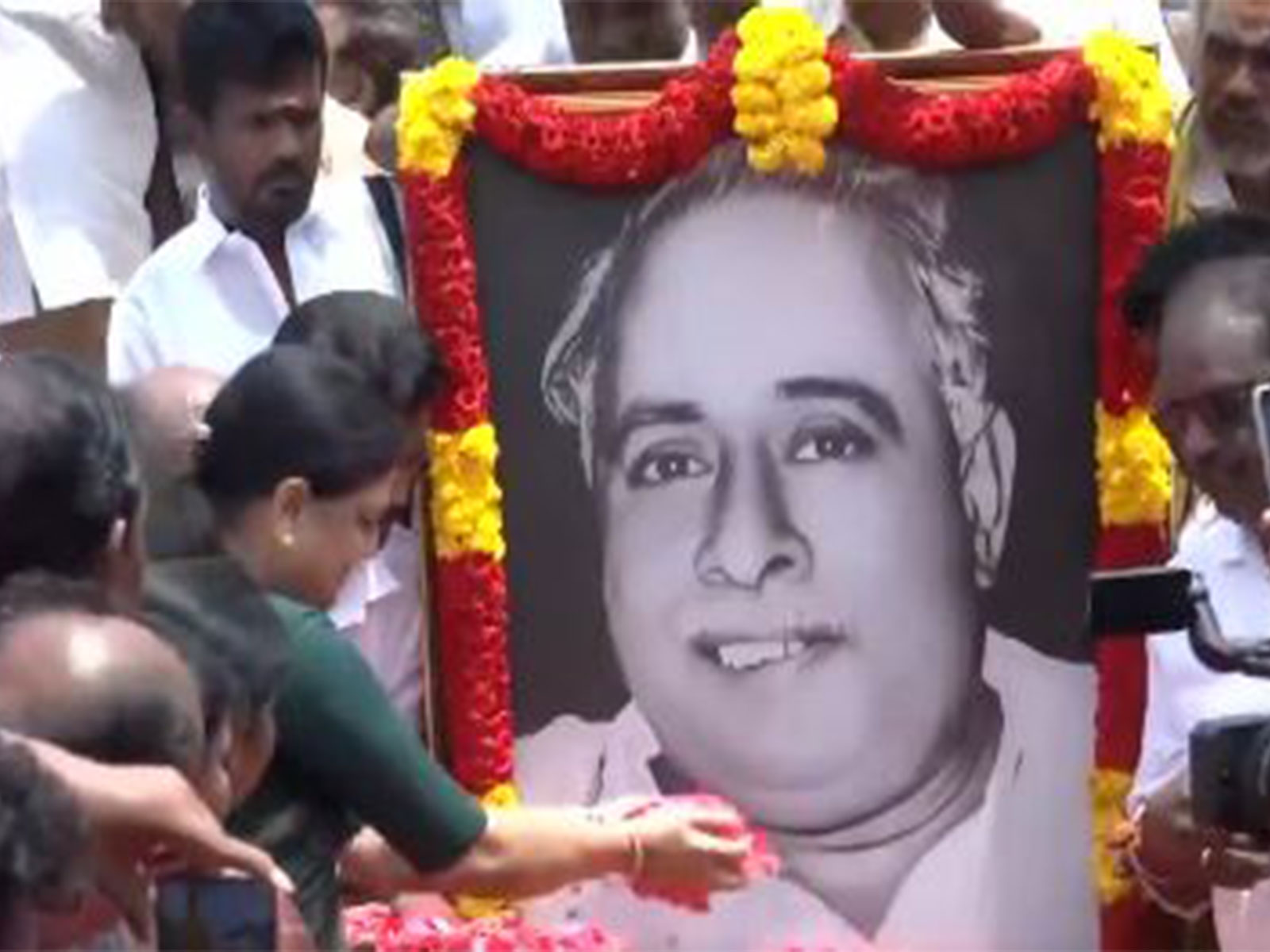 All India Revolutionary leader Makkal Munnetra Kazhagam General Secretary, VK Sasikala, pays tributes to the first Chief Minister of Tamil Nadu, CN Annadurai. (Photo/ANI)
