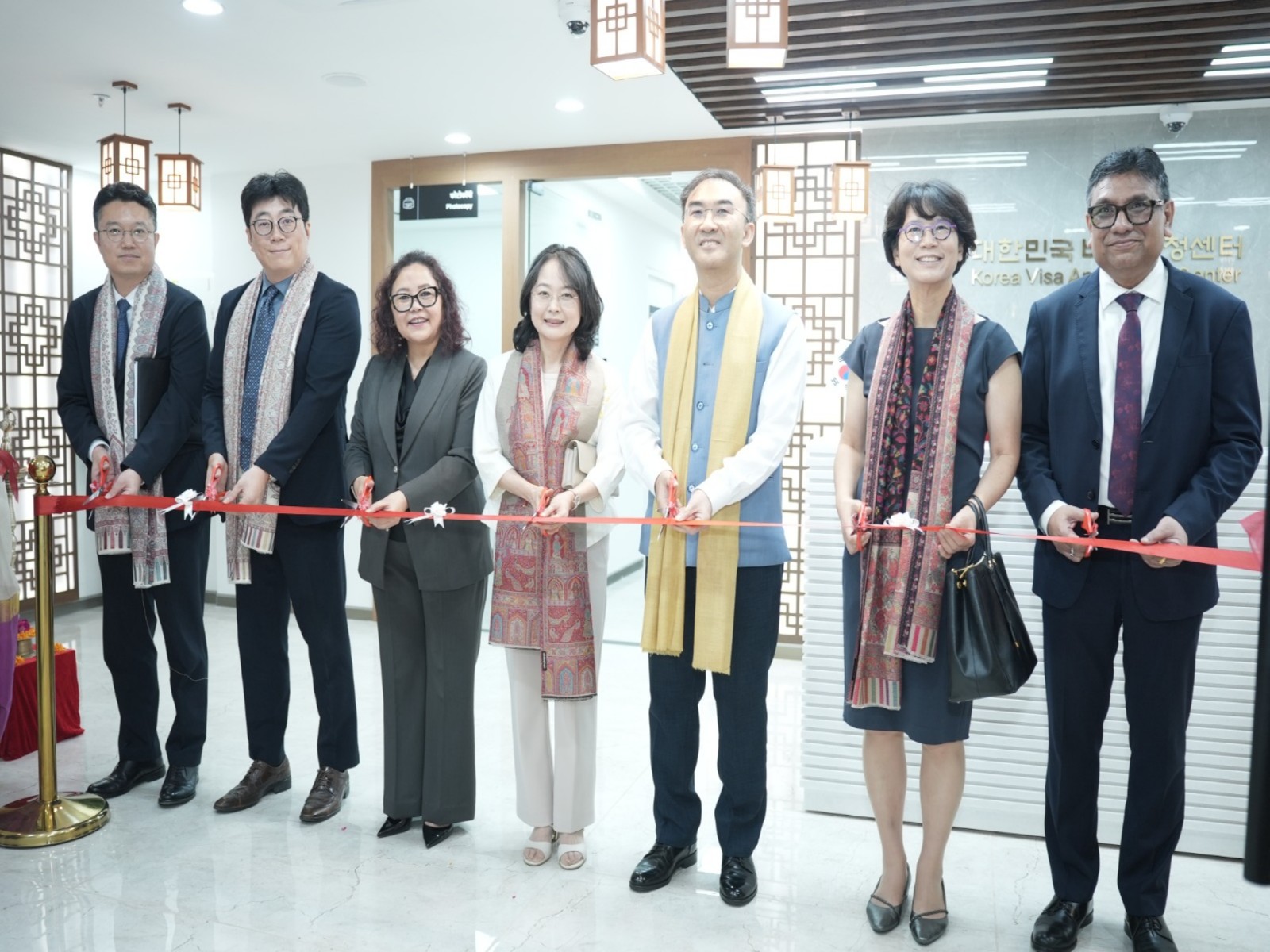 Ambassador of the Republic of Korea to India Lee Seong-ho with other officials (Photo/Release)
