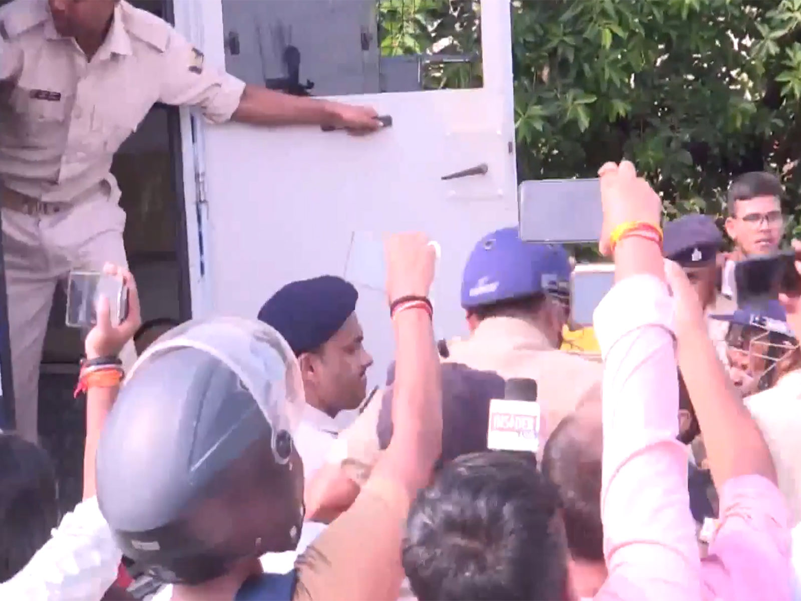 Bihar police detains protestors (Photo/ANI)