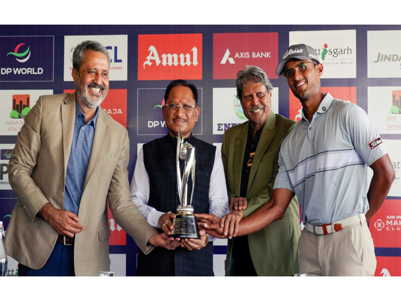 Chief Minister of Chhattisgarh Vishnu Deo Sai (2nd from left), Kapil Dev(2nd from right), Amandeep Johl and Viraj Madappa (extreme right) unveil the trophy of the Nava Raipur Open. (Photo: PGTI)
