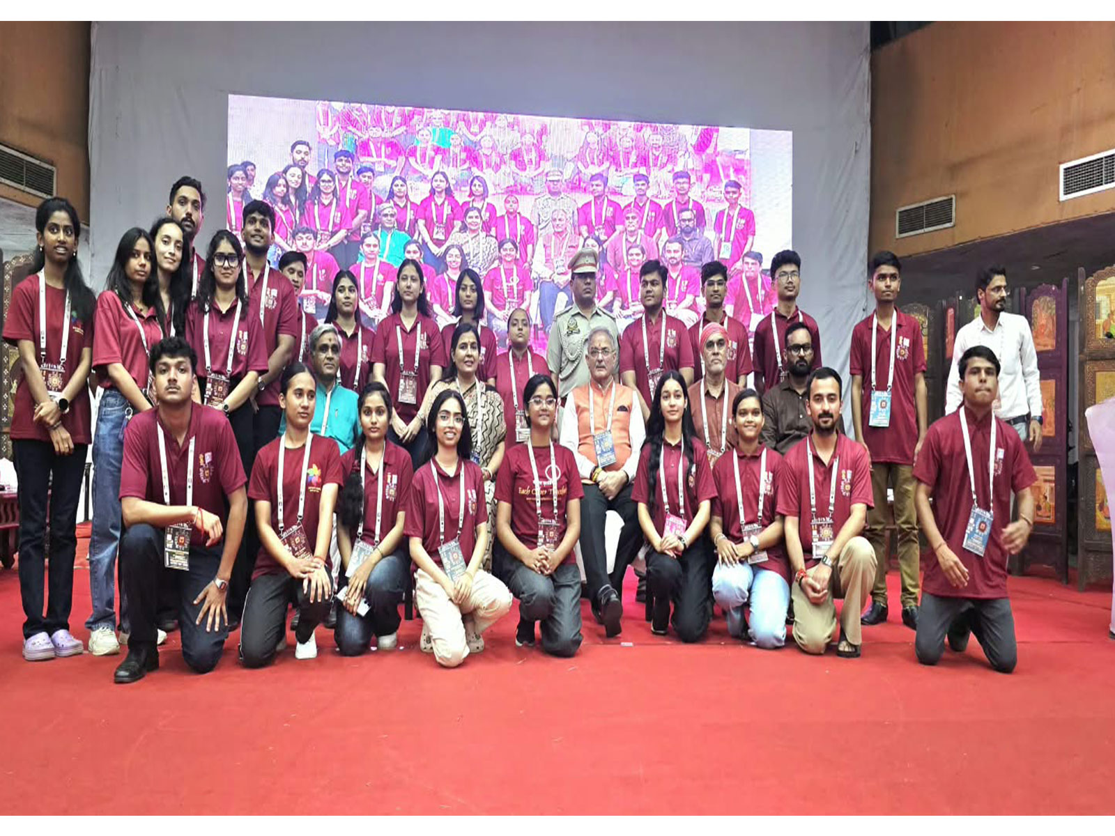 Himachal Governor Kavinder Gupta with students at Bharatiya Yuva Sansad in Jaipur.