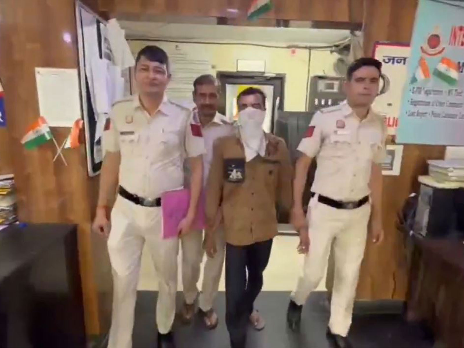 Delhi Police with accused (Photo/Delhi Police)