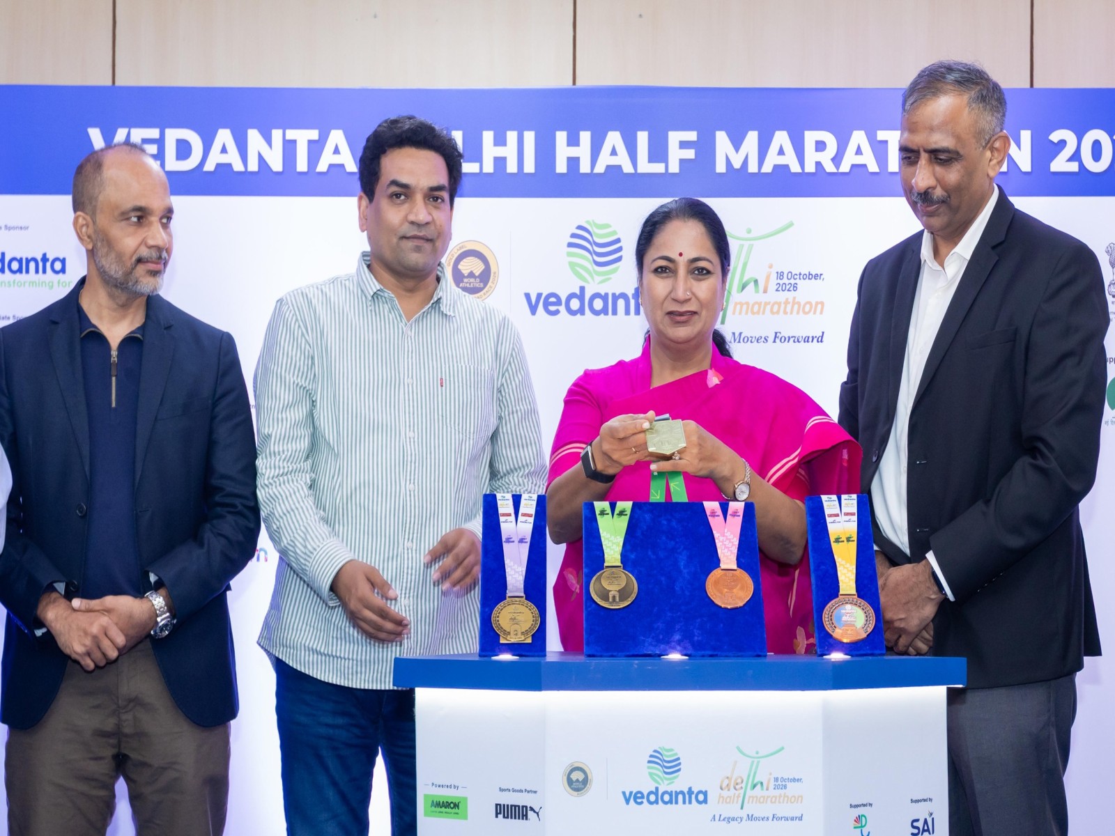 CM Rekha Gupta with the Vedanta Delhi Half Marathon 2026 Finisher's Medals. (Photo: Procam International)