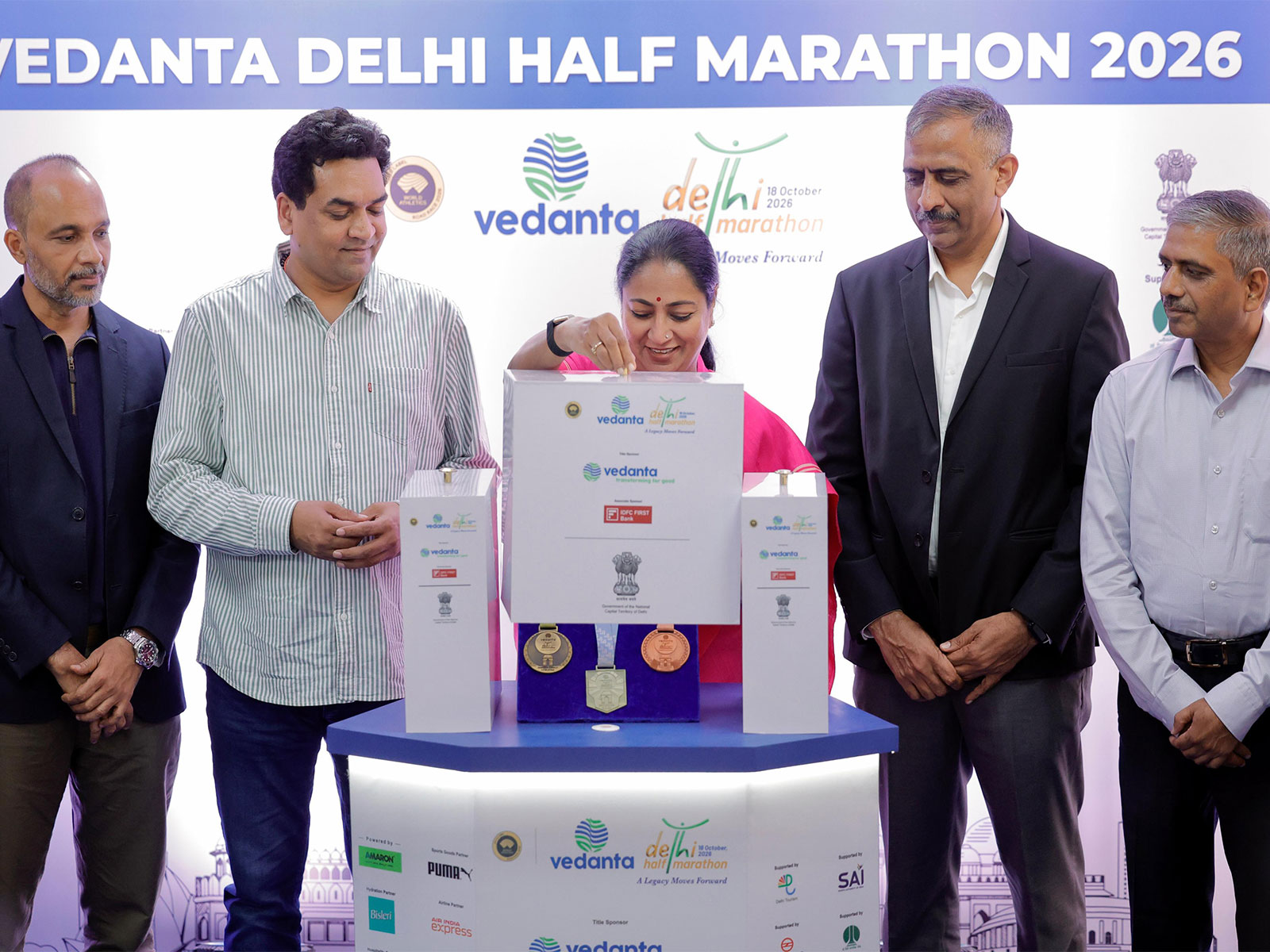 CM Rekha Gupta unveils Vedanta Delhi Half Marathon finisher medal (Photo: Delhi CMO)