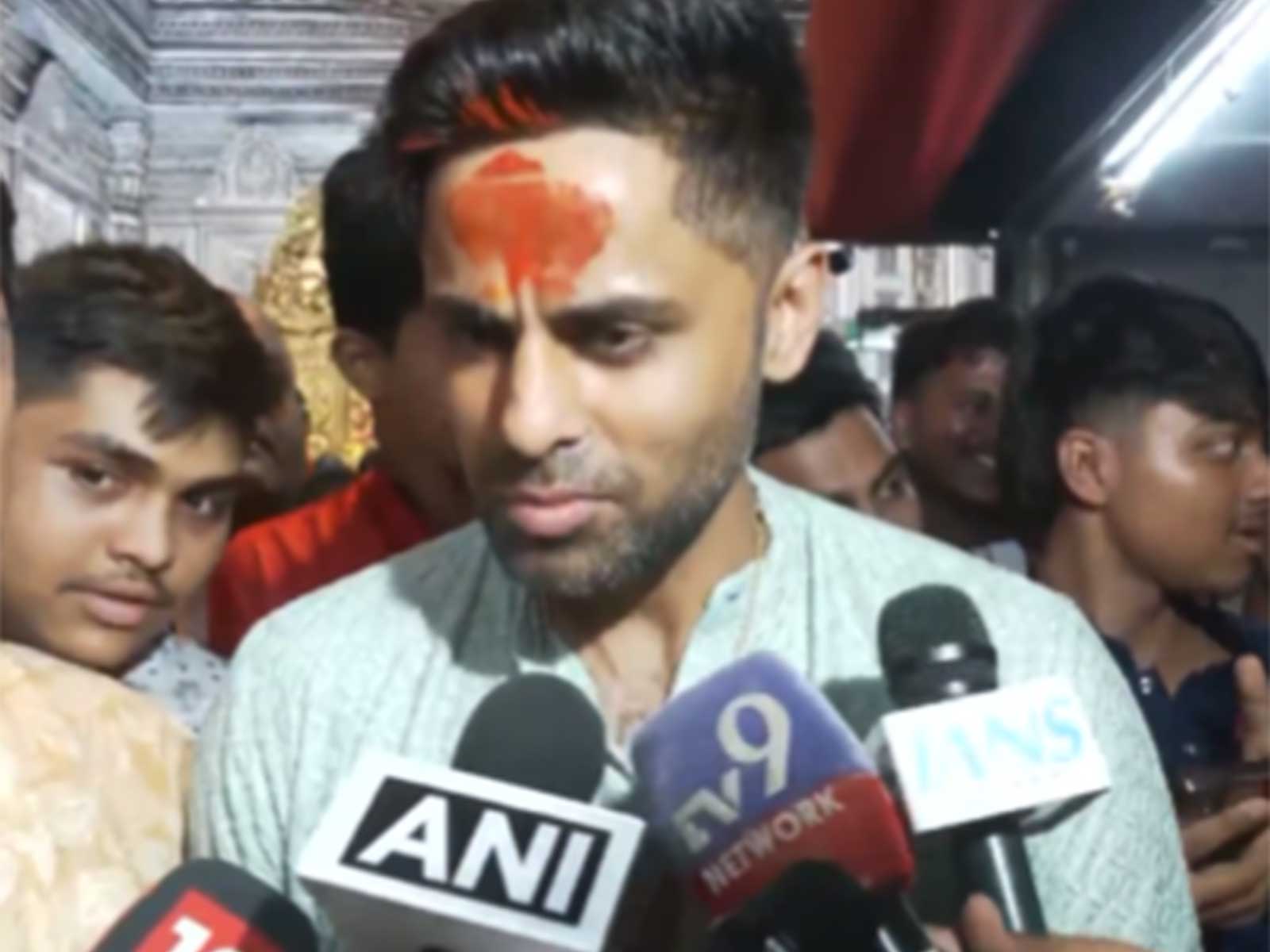 Suryakumar Yadav visits Lalbaghcha Raja in Mumbai (Photo: ANI)