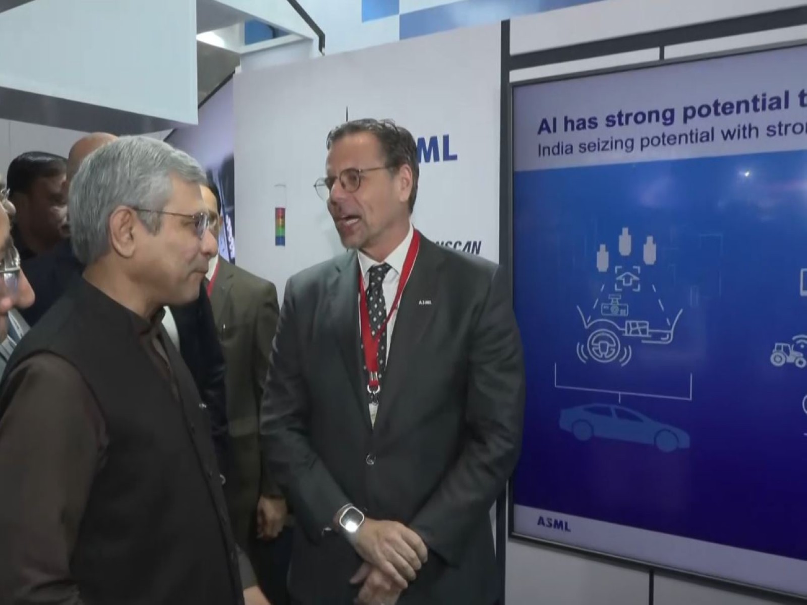 Union Minister Ashwini Vaishnaw with Wayne Allan, Executive Vice President ASML Holding (Photo/ANI)