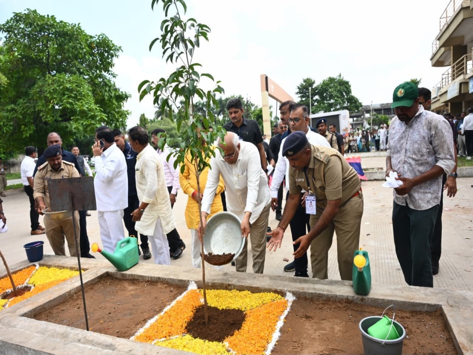 Gujarat CM Bhupendra Patel participates in ‘Shramdaan’ at Vadnagar Bus Port (Photo:Gujarat CMO) 
