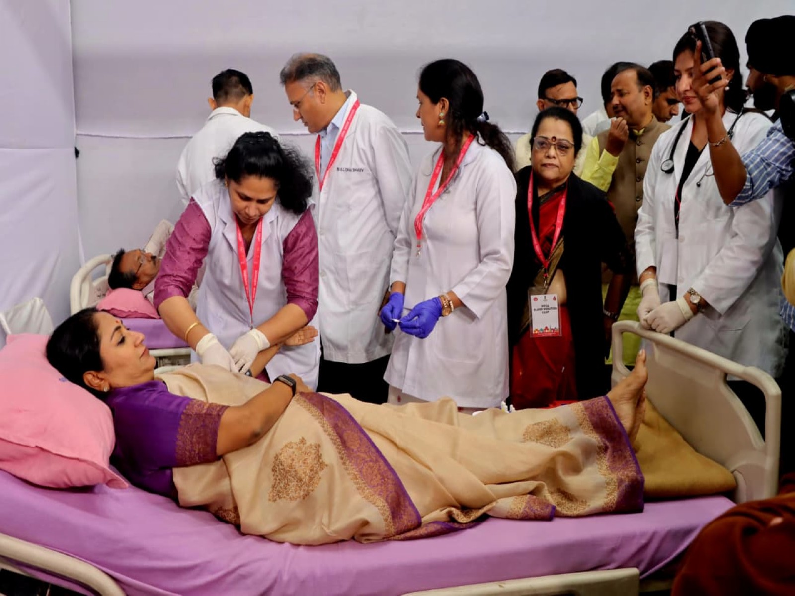 Delhi CM Rekha Gupta donates blood at camp (Photo/Release)