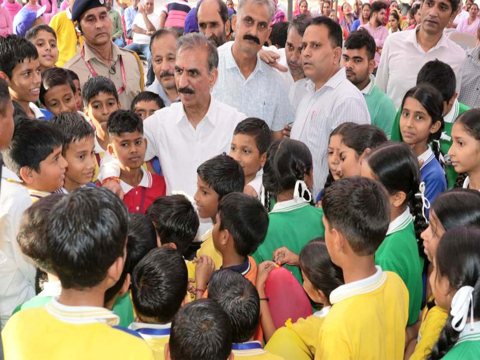 Chief Minister Sukhvinder Singh Sukhu interacts with students (Photo/Release)