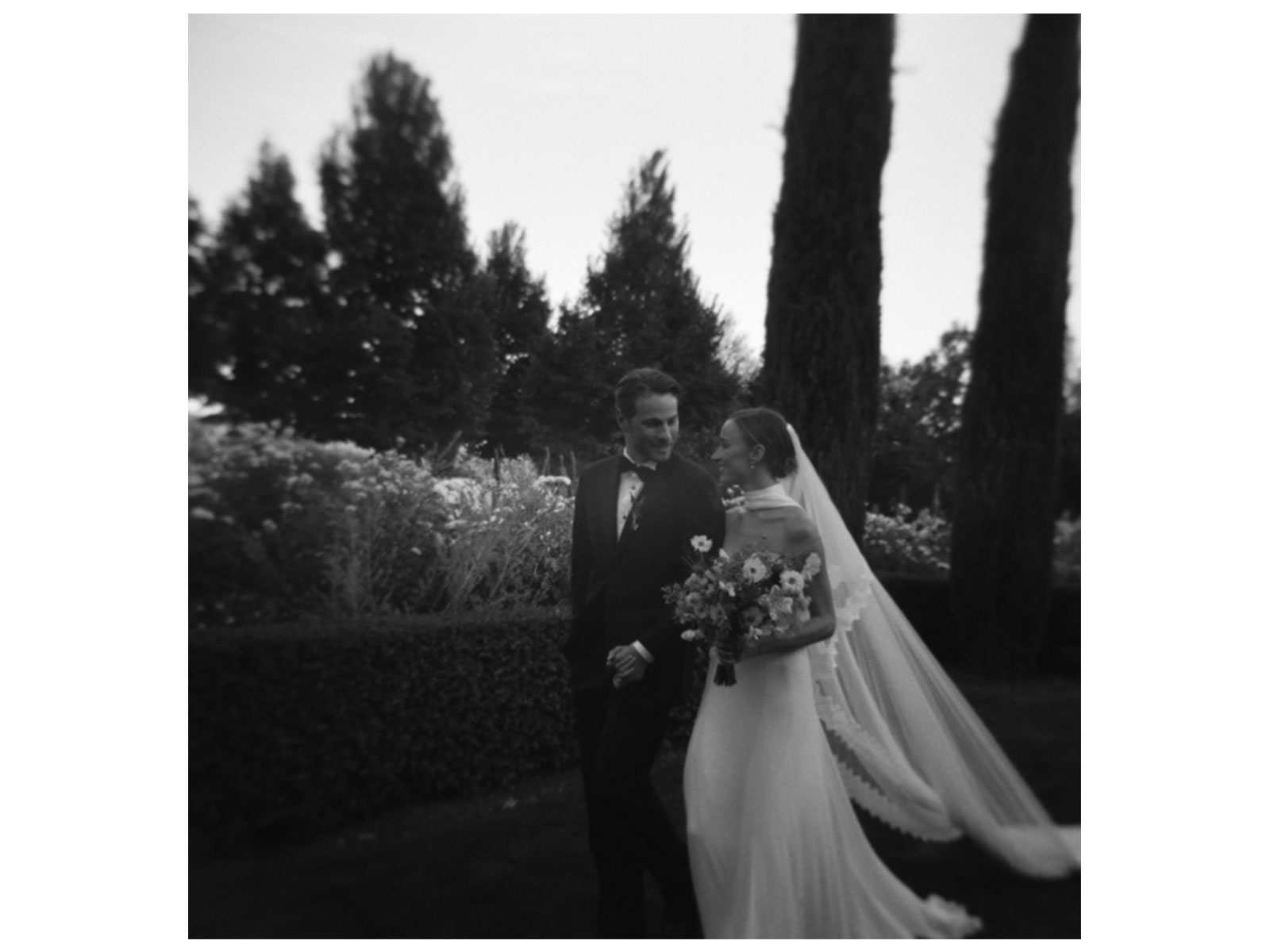 Phoebe Dynevor marries Cameron Fuller (Photo/Instagram/ @phoebedynevor)