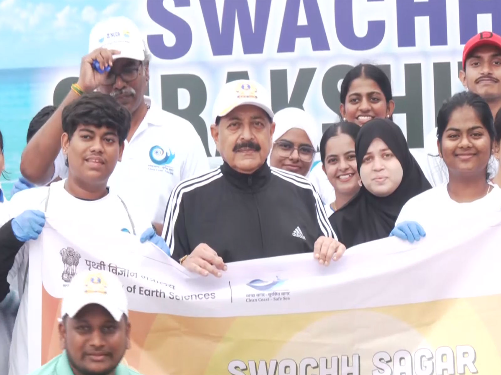 Union Minister Jitendra Singh at ‘Swachh Sagar, Surakshit Sagar’ coastal cleanup campaign (Photo/ANI)