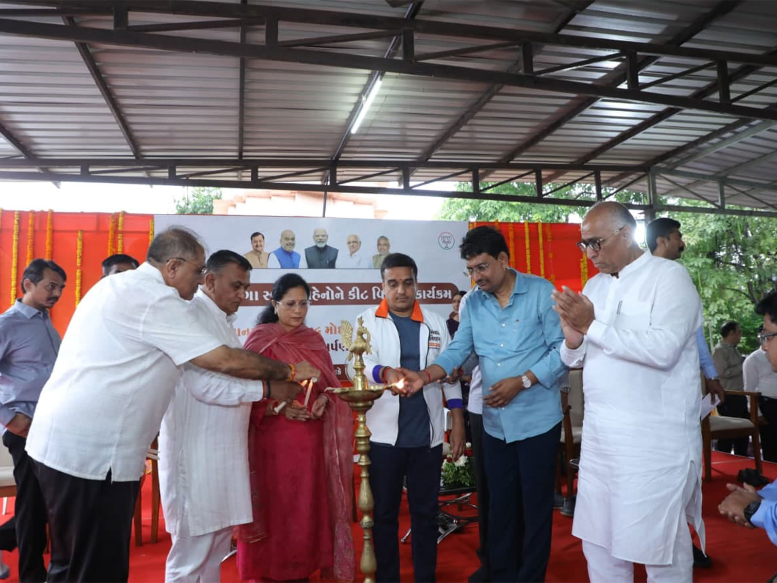 Harsh Sanghavi with others at Chiloda (Photo/Gujarat CMO)