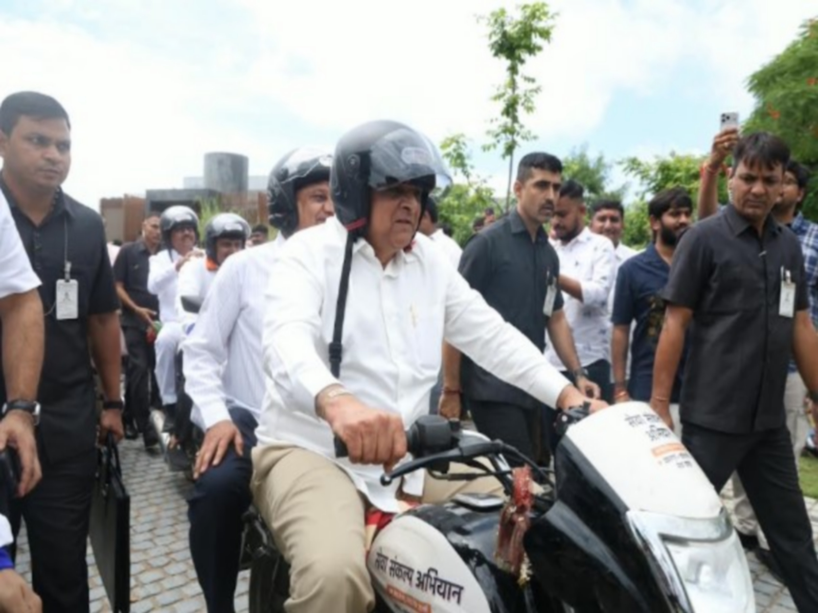 Gujarat CM joins bike yatra at Sanand (Photo:Gujarat CMO) 