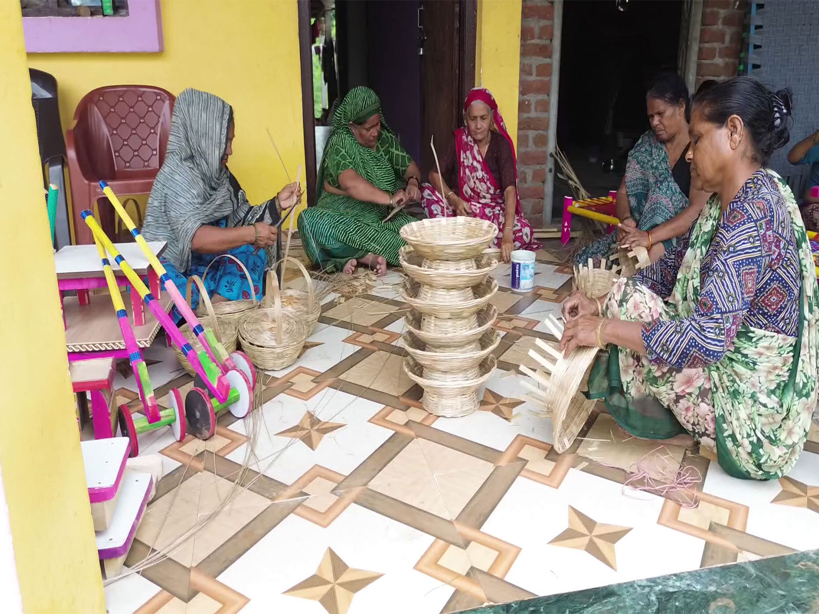 Rural women of Chamunda Sakhi Mandal make traditional handicraft items in Sarsoli village of Gujarat's Aravalli district (Photo:ANI)