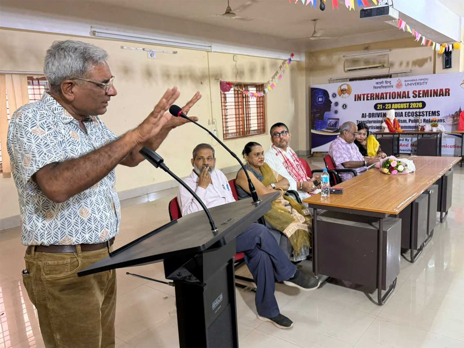 Professor Harish addresses researchers and students during a dialogue on the 'Impact of Artificial Intelligence (Photo/PRO)