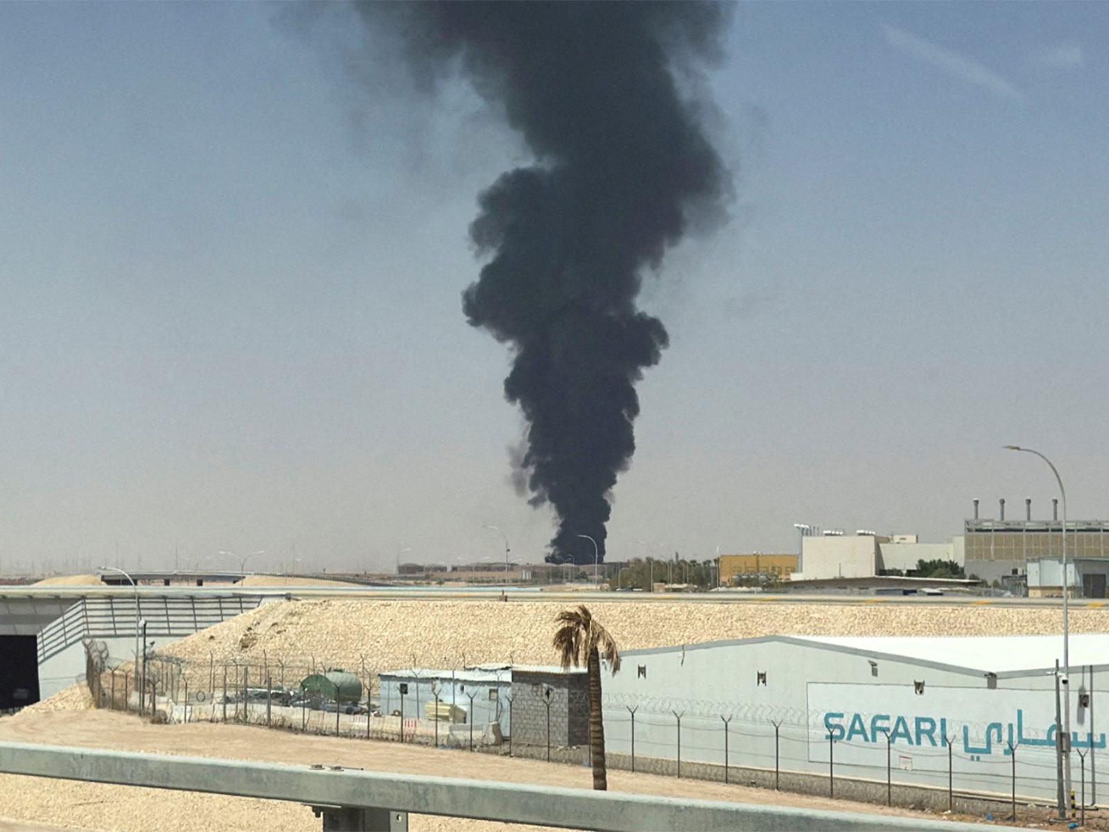 Large plume of black smoke rises from the fuel storage area at King Khalid International Airport, in Riyadh (Photo/Reuters)